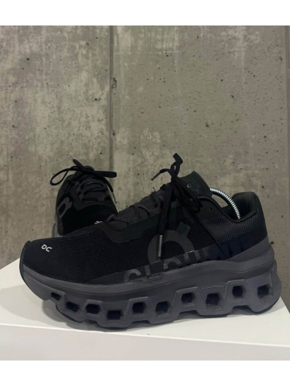 On Running Cloudmonster Black Women’s US 9